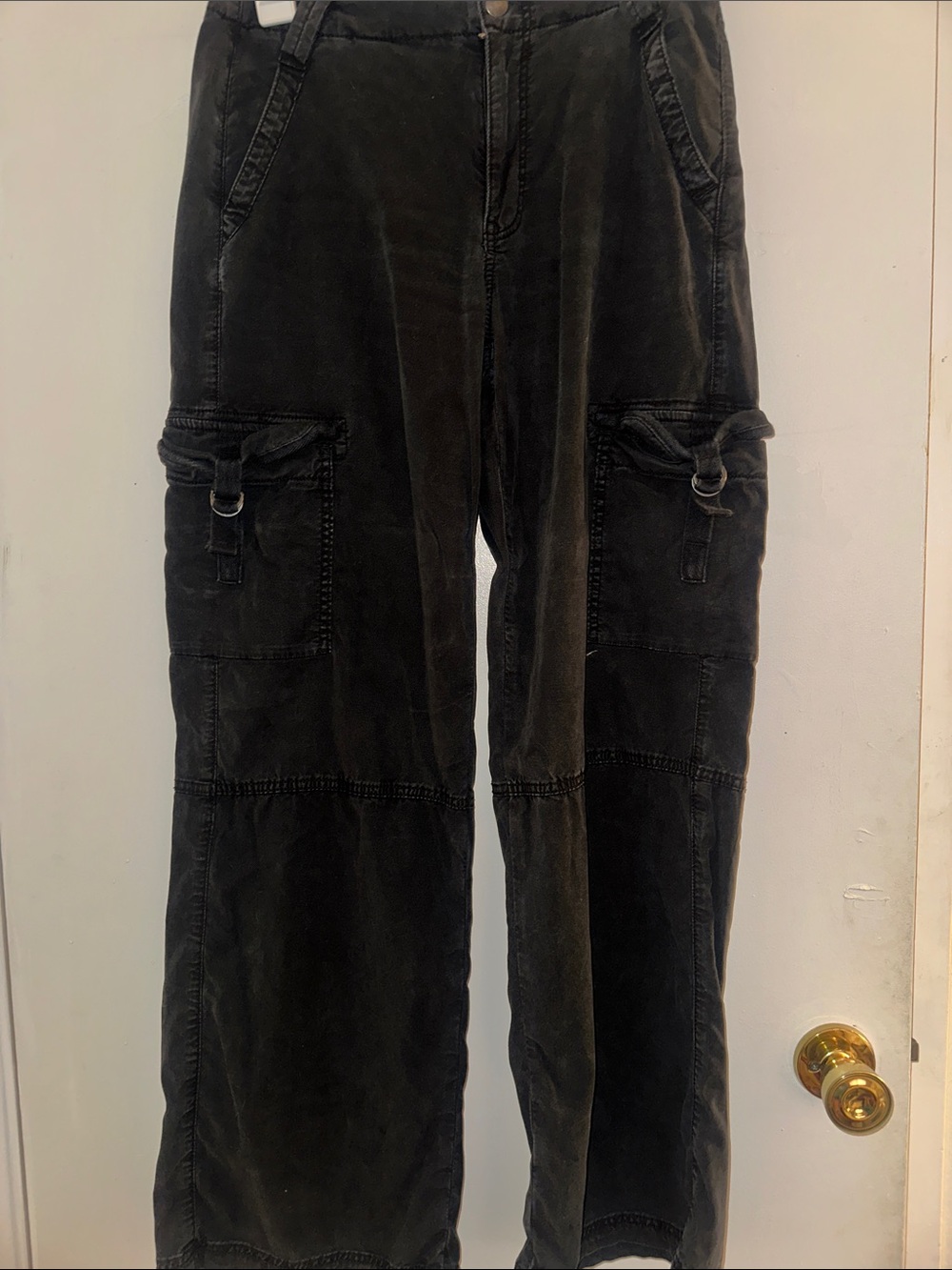 American Eagle Women’s black cargo pants great condition. Smoke free home.